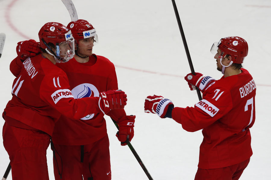 Сборная России по хоккею празднует гол в матче с командой Дании