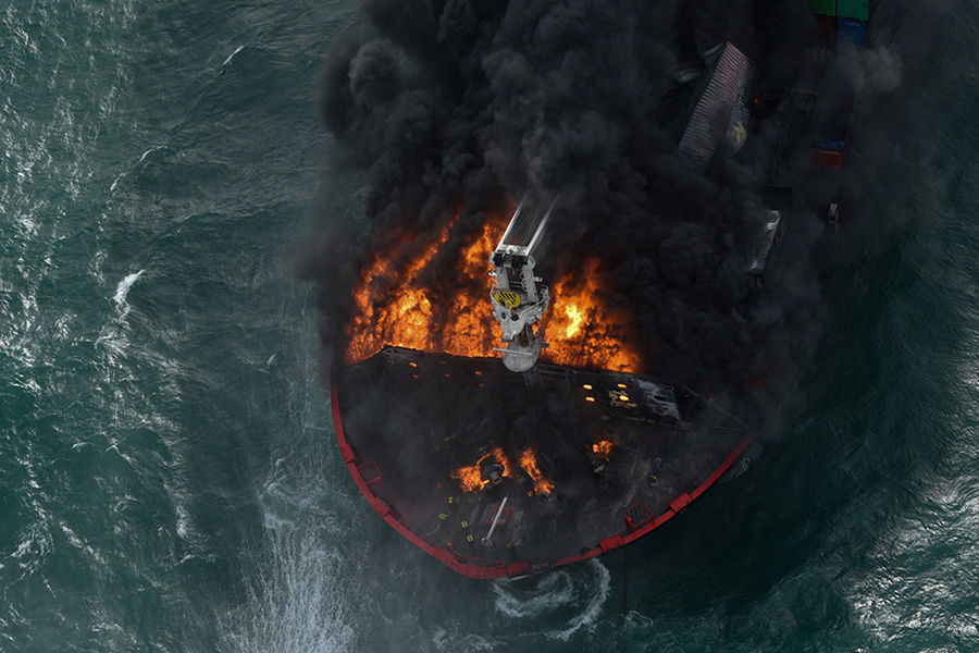 Пожар на&nbsp;контейнеровозе MV X-Press Pearl, перевозившем 25 тонн азотной кислоты, у&nbsp;берегов Шри-Ланки, 26 мая 2021 года