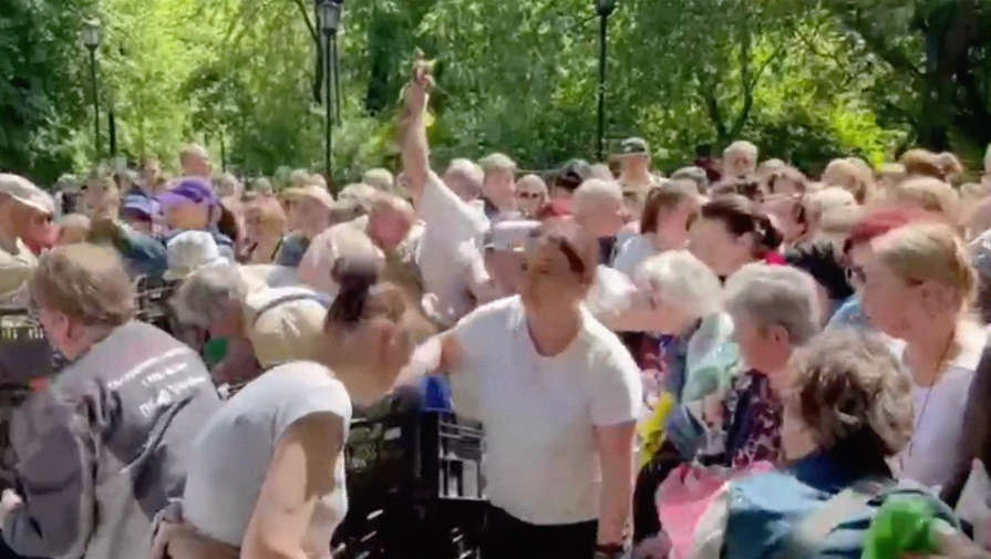 В Москве пенсионеры устроили давку из-за желания бесплатно забрать луковицы тюльпанов