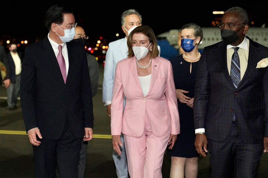 Спикер Палаты представителей США Нэнси Пелоси (в центре) и министр иностранных дел Тайваня Джозефом Ву (слева) в аэропорту Тайбэя, Тайвань, 2 августа 2022 года