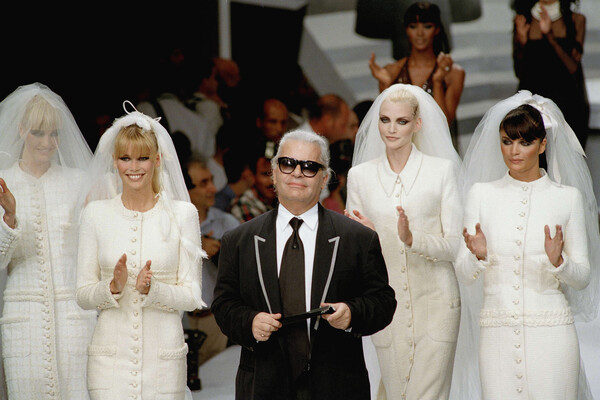 Играя с&nbsp;твидовым костюмом, Лагерфельд сумел совместить в&nbsp;одном образе классическое изобретение основательницы дома Chanel и свадебное платье, главный элемент каждой коллекции. В&nbsp;1995 году на&nbsp;показе Haute Couture в&nbsp;белых платьях-пальто костюмного кроя и фатах вышли на&nbsp;подиум Клаудиа Шиффер, Надя Ауэрман и Хелена Кристенсен.