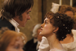<b>«Гордость и предубеждение» (Pride & Prejudice), реж. Джо Райт, 2005</b>
<br><br>«Пираты Карибского моря» принесли Найтли славу и народную любовь, а «Гордость и предубеждение» — еще и первую номинацию на «Оскар» (за лучшую женскую роль). С момента выхода фильма прошло 20 лет. За это время стало ясно, что костюмная мелодрама дебютанта Джо Райта, снятая по мотивам романа Джейн Остин, во-первых, оказалась системообразующим явлением в жанре: раскатистое эхо картины не обошло стороной даже Сарика Андреасяна — см. «Онегин» (но лучше не см.). А во-вторых, сравнялась по значимости с сериалом 1995 года, прежде считавшимся непревзойденной экранизацией этого текста: для многих картина Райта входит в обязательную программу ежегодного осеннего просмотра — наравне с «Сумерками».
