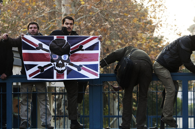 Иранские протестующие возлле здания британской дипмиссии