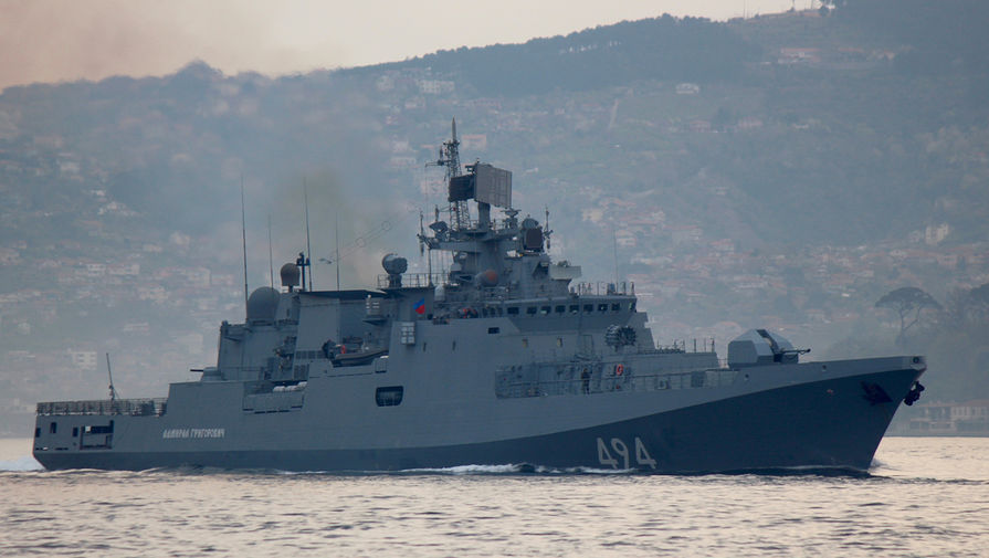 Фрегат «Адмирал Григорович» в проливе Босфор на пути в Средиземное море, Стамбул, Турция, 7 апреля 2017 года