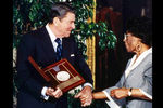 Президент Рональд Рейган во время награждения Эллы Фицджеральд медалью искусств в Белом доме, июнь 1987 года