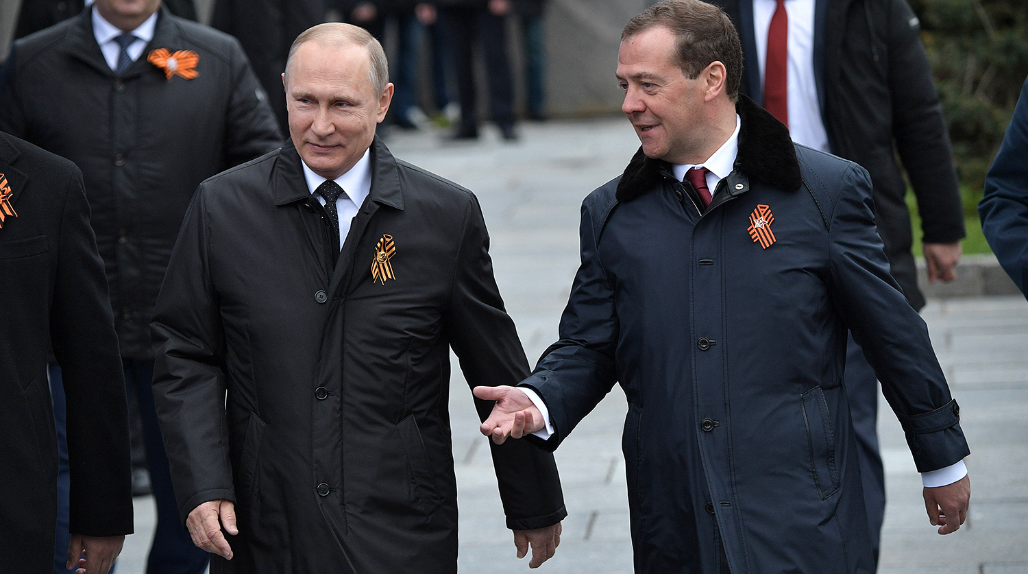 Владимир Путин и председатель правительства РФ Дмитрий Медведев перед началом военного парада в ознаменование 72-й годовщины победы в Великой Отечественной войне