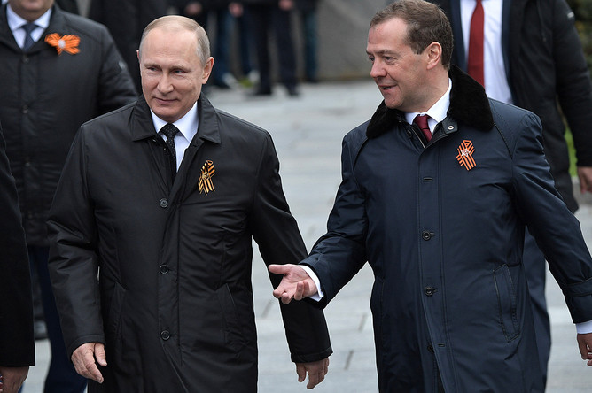 Владимир Путин и председатель правительства РФ Дмитрий Медведев перед началом военного парада в ознаменование 72-й годовщины победы в Великой Отечественной войне