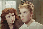 Актрисы Маргарита Кошелева (слева) в роли Киры и Лидия Федосеева в роли Тани в кинофильме «Сверстницы», 1959 год