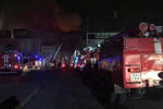 Сотрудники противопожарной службы тушат пожар на заводе «Электроцинк» во Владикавказе, 21 октября 2018 года