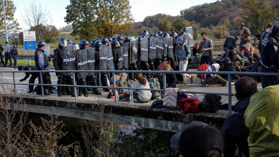 Хорватская полиция и мигранты на границе между Боснией и Хорватией близ города Велика-Кладуша, 24 октября 2018 года
