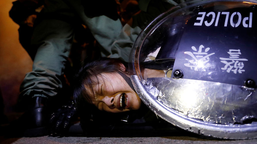 Задержание участника протестной акции около станции полиции в Гонконге, 2 сентября 2019 года