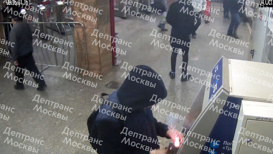 Мужчина бросил петарду в банкомат в московском метро