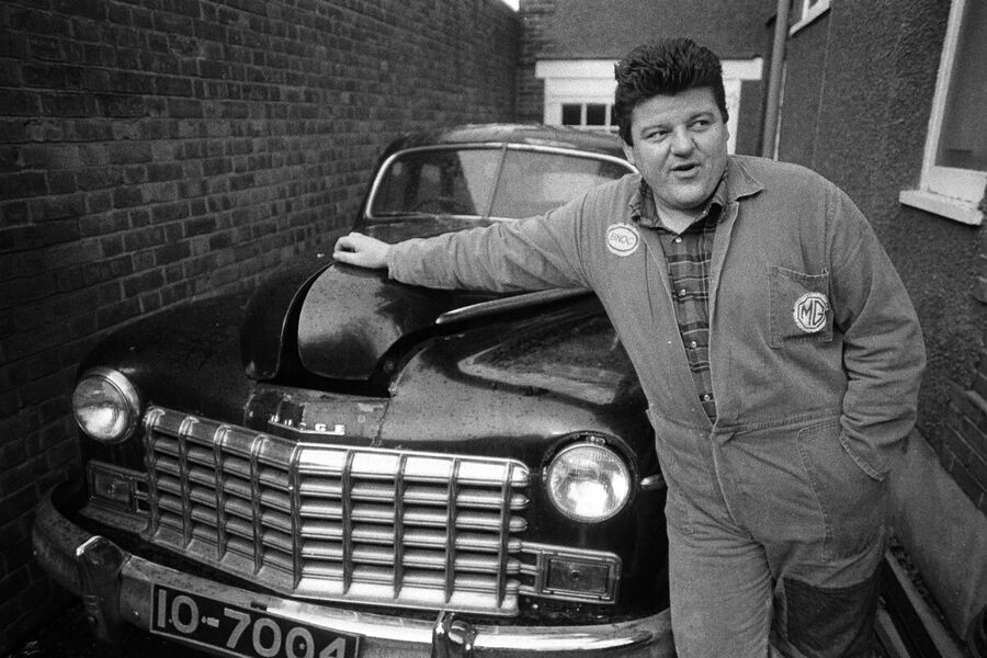 Робби Колтрейн в&nbsp;Килберне со своим автомобилем Dodge, Лондон, 1980&nbsp;год