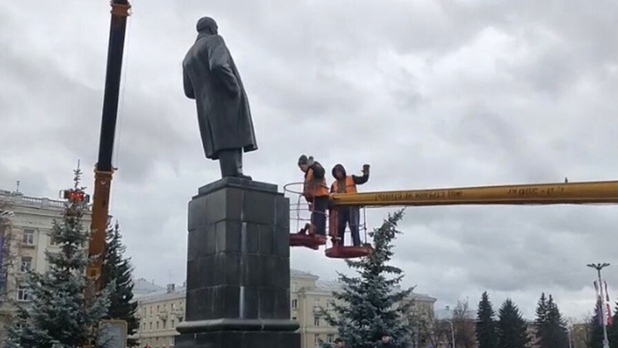 Памятник Ленину опасно накренился в Сарове