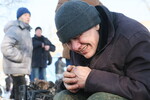 Мужчина на территории рынка «Меркурий» после обстрела Донецка, 21 января 2024 года