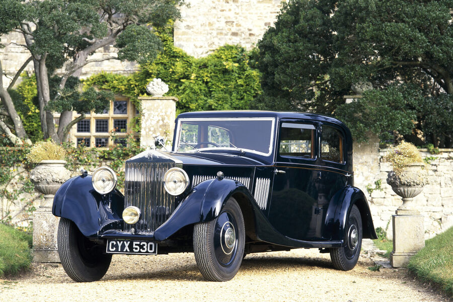 <b>Twenty</b>
<br><br>
Один из&nbsp;первых автомобилей Rolls-Royce – седан и кабриолет Twenty. Он выпускался с&nbsp;1922 по&nbsp;1929 год, всего за&nbsp;эти 7&nbsp;лет было продано 2940&nbsp;автомобилей. Только шасси и основные комплектующие для&nbsp;этого автомобиля выпускал сам Rolls-Royce, кабину делал сторонний поставщик. Это позволяло клиенту еще на&nbsp;этапе постройки машины заказать любой интерьер по&nbsp;своему желанию. Именно с&nbsp;этого автомобиля компания и взяла курс на&nbsp;глубоко индивидуальный подход к&nbsp;индивидуальному заказу в&nbsp;соответствии со вкусом и кошельком клиента.

