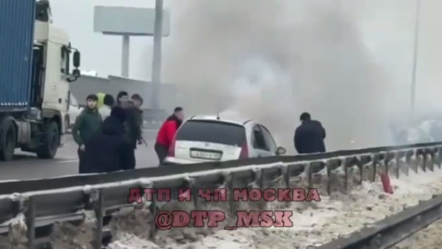 Видео: на юго-востоке Москвы воспламенился автомобиль