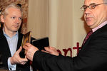 Джулиан Ассанж получает очередную порцию компромата от бывшего сотрудника швейцарского банка Рудольфа Элмера, 2011 год
