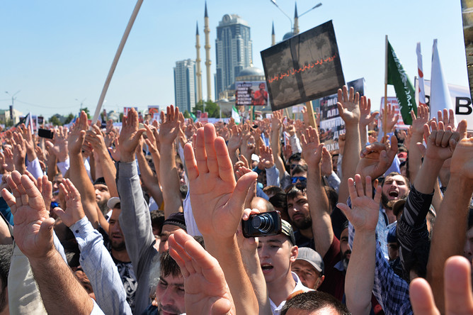 Во время митинга на площади Ахмата Кадырова в поддержку мусульман Мьянмы, 4 сентября 2017 года