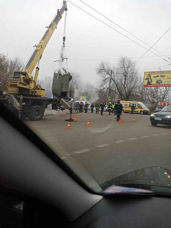 На месте падения автомобиля в яму с кипятком на улице Аустрина в Пензе, 19 ноября 2019 года