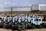 Автомобили «КамАЗ» на стоянке перед заводом, 1982 год