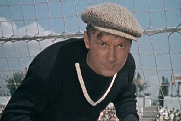 Кадр из фильма «Запасной игрок» (1954)