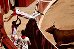Тореадор спасается от быка, Памплона, Испания, 10 июля 2022 года