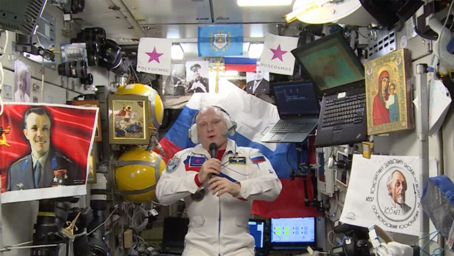 Космонавты вернут на Землю мяч для регби, устав и герб Москвы