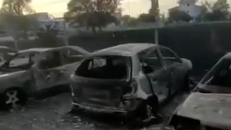 Семь автомобилей сгорели на парковке у аэродрома в Новофедоровке