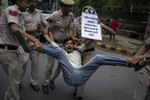 Полицейские задерживают участника протеста, требующего отставки и ареста президента федерации рестлинга за предполагаемые сексуальные домогательства в отношении молодых спортсменов в Нью-Дели, Индия, 28 мая 2023 года