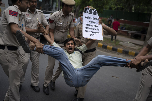 Полицейские задерживают участника протеста, требующего отставки и ареста президента федерации рестлинга за&nbsp;предполагаемые сексуальные домогательства в&nbsp;отношении молодых спортсменов в&nbsp;Нью-Дели, Индия, 28&nbsp;мая 2023&nbsp;года