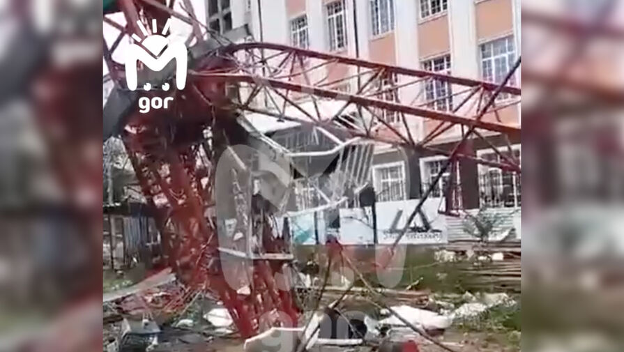 Во время урагана в Грозном строительный кран рухнул и попал на видео