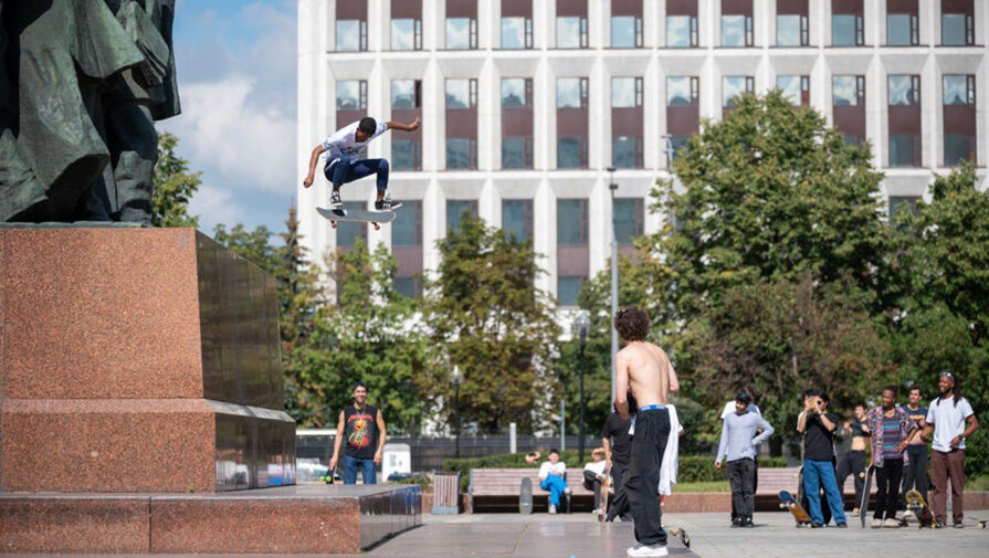Посол World Skate: американец исполнил исторический трюк прямо на памятнике Ленину