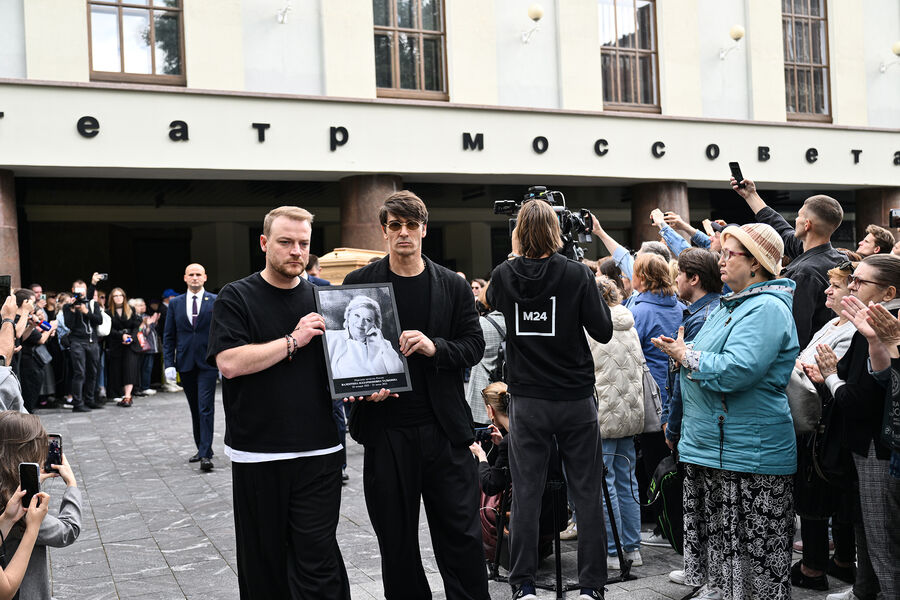 Актер Станислав Бондаренко (в центре) с&nbsp;портретом народной артистки РСФСР Валентины Талызиной после церемонии прощания у&nbsp;Театра Моссовета, 24&nbsp;июня 2025&nbsp;года