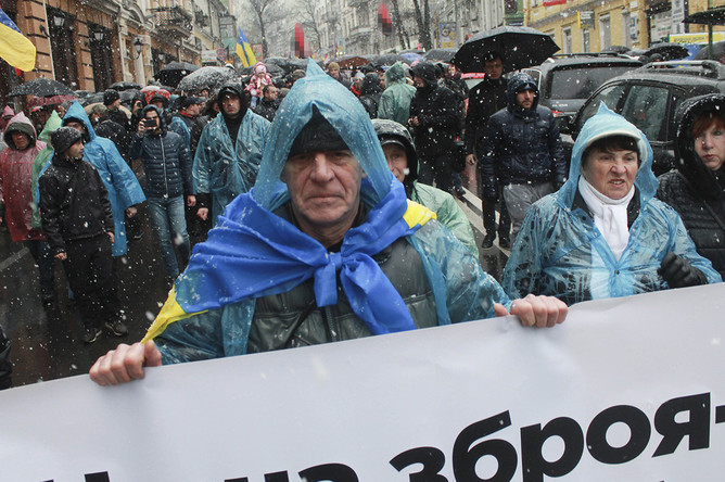 Сторонники бывшего губернатора Одесской области Михаила Саакашвили на «Марше возмущенных» в центре Киева
