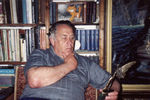 Владислав Крапивин с призом «Малая Урания», полученным на фестивале фантастики «Урания-2001» в Томске, 2001 год