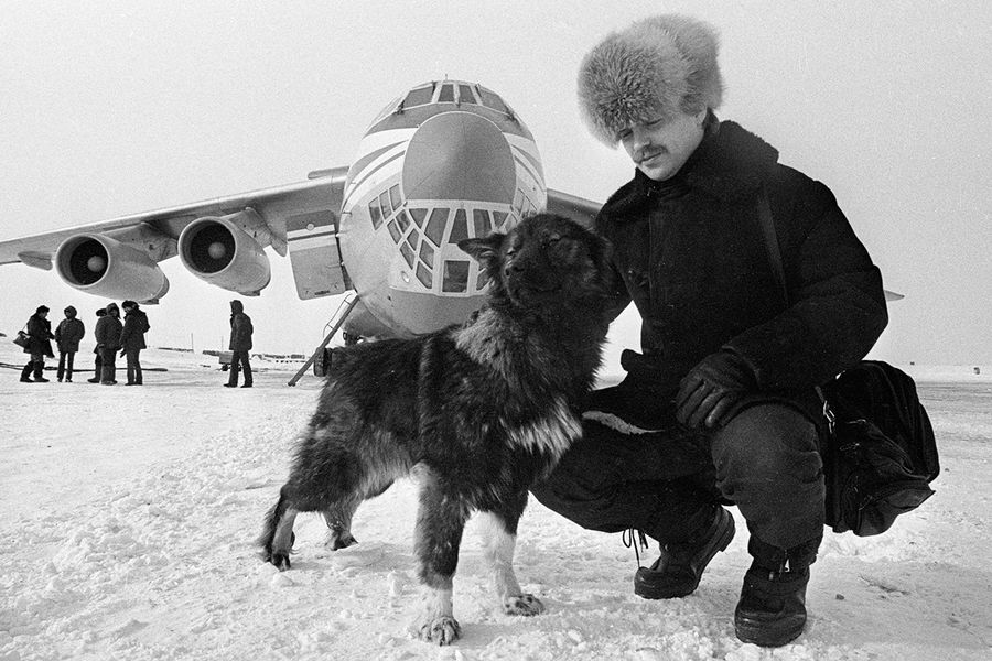 Участники высокоширотной воздушной экспедиции &laquo;Север-40&raquo; прибыли на&nbsp;самолете Ил-76, впервые совершившем посадку на&nbsp;Землю Франца-Иосифа, 1988 год