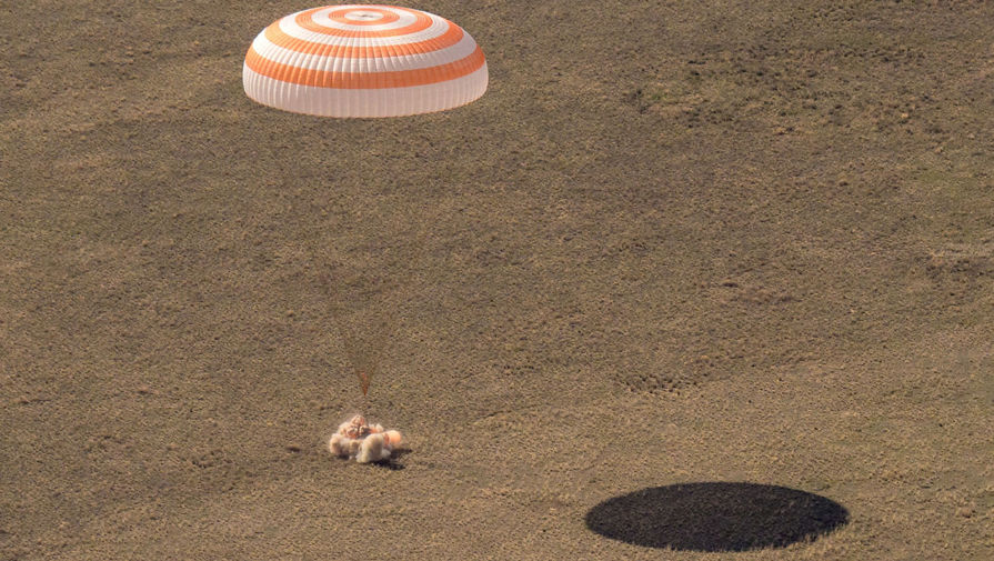 Космический корабль «Союз МС-17» с членами экипажа МКС во время приземления в степи Казахстана, 17 апреля 2021 года
