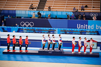 Командное многоборье среди мужчин на соревнованиях по спортивной гимнастике