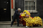 Премьер-министр Великобритании Борис Джонсон приветствует членов британской китайской общины на праздновании китайского Нового года на Даунинг-стрит, 2020 год