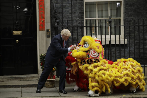 Премьер-министр Великобритании Борис Джонсон приветствует членов британской китайской общины на&nbsp;праздновании китайского Нового года на&nbsp;Даунинг-стрит, 2020&nbsp;год