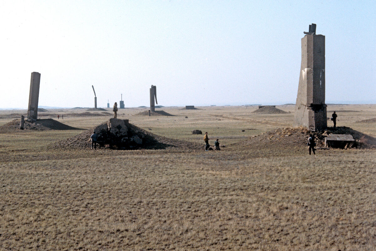 На месте проведения последнего подземного ядерного испытания на Семипалатинском испытательном полигоне в Казахской ССР, 1991 год