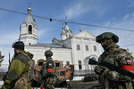 Военнослужащие РФ возле церкви Илии Пророка в освобожденной Судже, 15 марта 2025 года