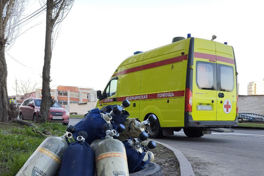 Автомобиль скорой помощи у&nbsp;поврежденного во время массированной атаки БПЛА жилого многоквартирного дома, Курск, 15&nbsp;апреля 2025&nbsp;года
