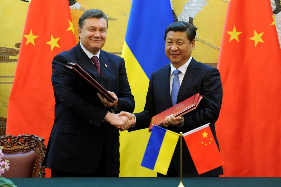 Президент Украины Виктор Янукович (слева) и председатель КНР Си Цзиньпин (справа) в&nbsp;Большом доме народных собраний в&nbsp;Пекине, Китай, 5&nbsp;декабря 2013&nbsp;года