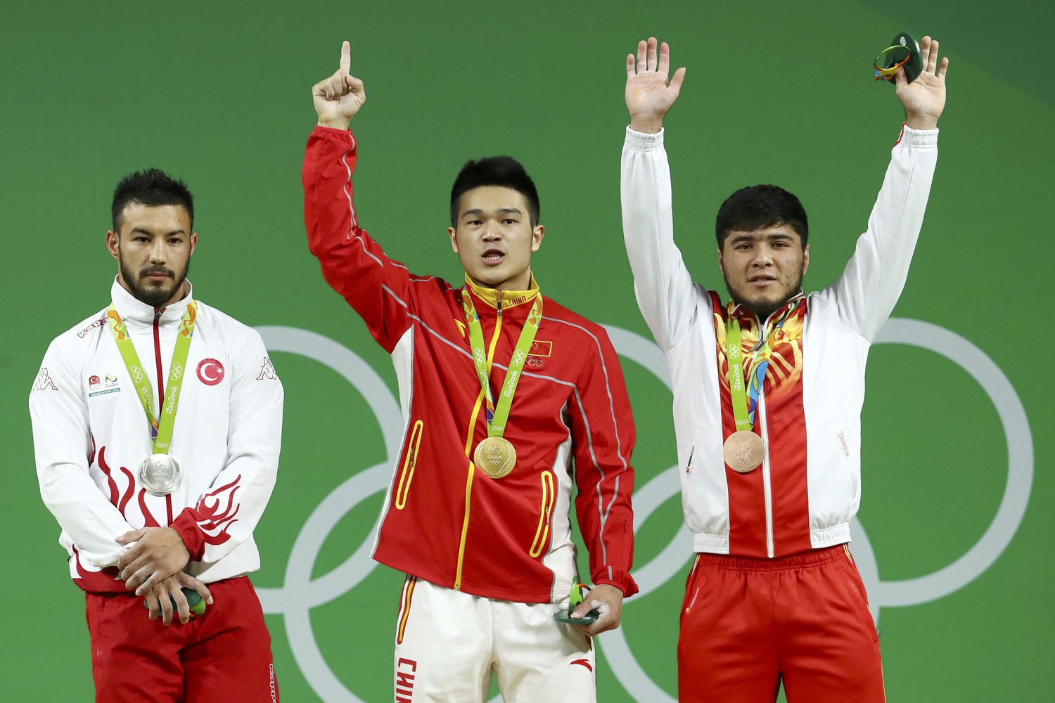 Китаец Чжиюн Ши стал олимпийским чемпионом по тяжелой атлетике в весовой категории до 69 кг. В финале турнира спортсмен оказался сильнее представителя Турции Данияра Исмаилова и киргиза Иззата Артыкова