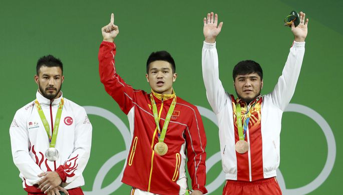 Китаец Чжиюн Ши стал олимпийским чемпионом по тяжелой атлетике в весовой категории до 69 кг. В...