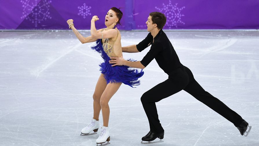 Российские фигуристы Екатерина Боброва и Дмитрий Соловьев после проката короткой программы в личном турнире танцев на льду на Олимпийских играх — 2018