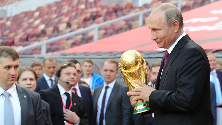 Президент России Владимир Путин с кубком чемпионата мира по футболу