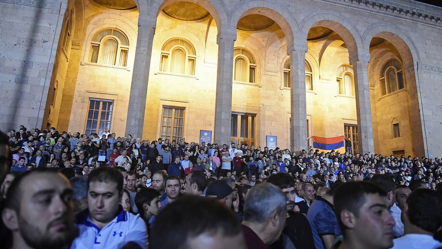 Демонстранты у&nbsp;парламента Армении в&nbsp;Ереване, 2 октября 2018 года